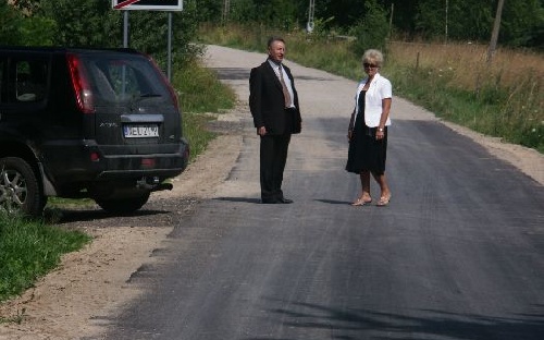 Wójt Gminy Ewa Jurkowska-Kawałko i Wicestarosta Ełcki Ryszard Skawiński na nowej drodze...
