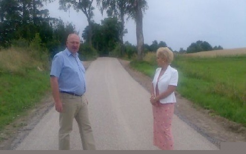 Wójt Gminy E. Jurkowska-Kawałko z Dyrektorem PZD J. Wielgatem na nowej drodze
