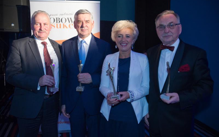 Wójt w gronie laureatów (od lewej): Marszałka Gustawa M. Brzezina,  Rektora UWM Ryszarda J. Góreckiego i Stanisława Tołwińskiego.