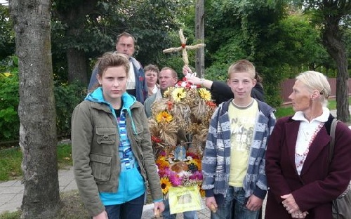 Mieszkańcy Krzywej Starej z wieńcem