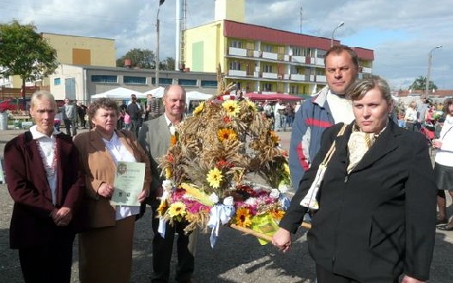Mieszkańcy Krzywej Starej z wieńcem