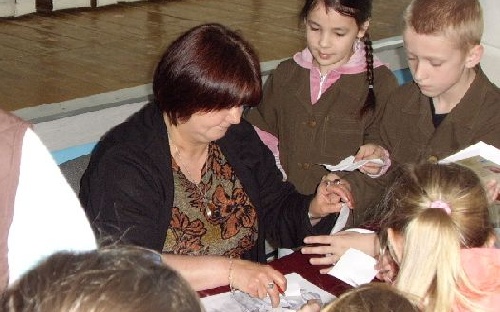 Rozdanie autografów przez Panią Krystynę Śmigielską